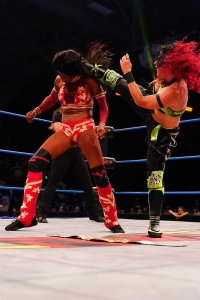 TNAUnderSiege2025_VictoriaCrawford_w-_RobertStone_vs_MashaSlamovich-WM-23.jpg